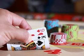 Aplikasi mobile hotbet4d di layar Android dengan menu deposit dan permainan live